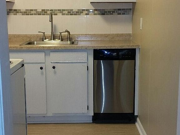 5th image of 2215 S 34th St Floor 2