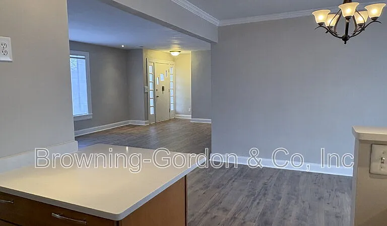 328 E Thompson Ln — Photo 7
