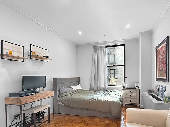 2nd image of 304 W 92nd St Unit 5U