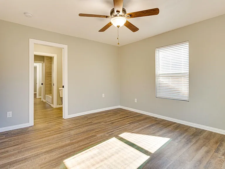 2725 Livingston Ave — Photo 5
