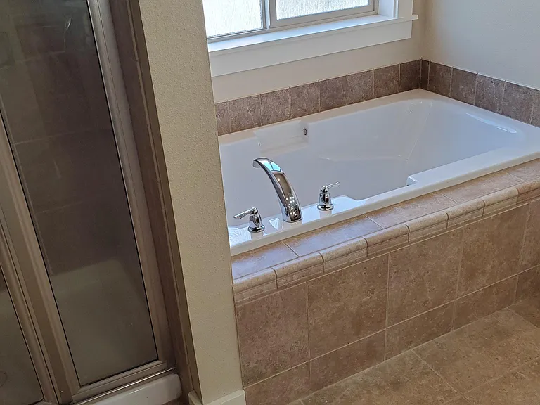 Soaking tub in Master bath