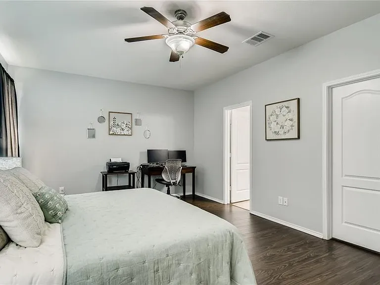 2240 McCombs St — Photo 15