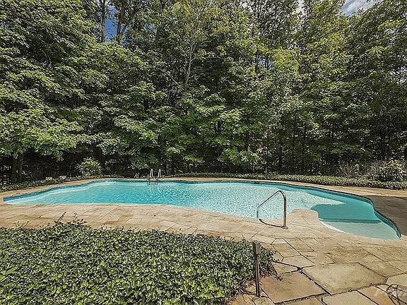 2nd image of 33845 Chagrin Blvd