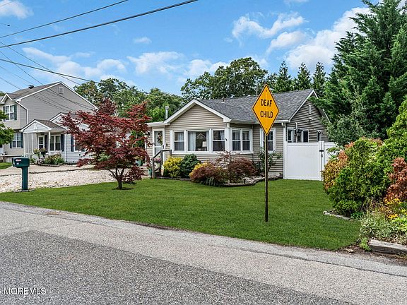 3rd image of 22 Woodland Drive