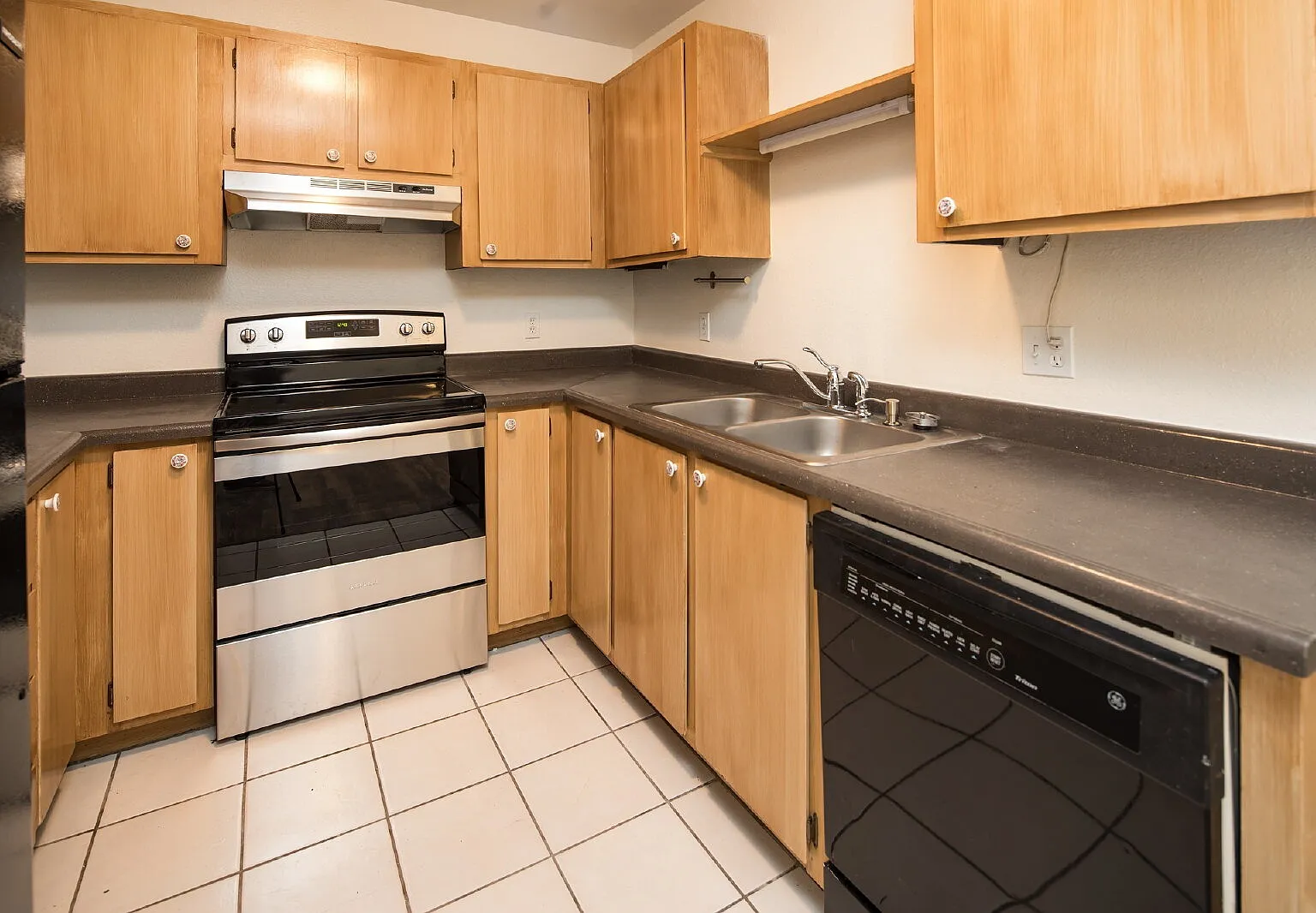 2 bed, 2.0 bath, 919 sqft, $1,350 — Photo 3