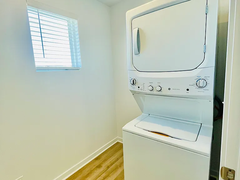 Elmwood Lake Apartments — Photo 15