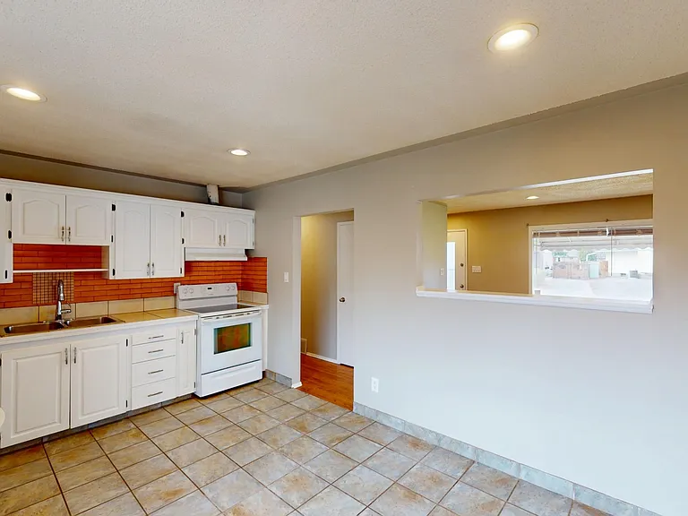 2528 Southwood Dr SE — Photo 2