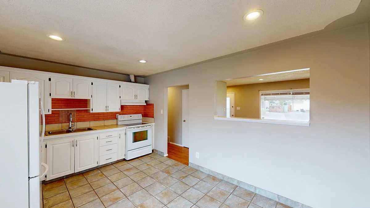 Building Photo - 2528 Southwood Dr SE