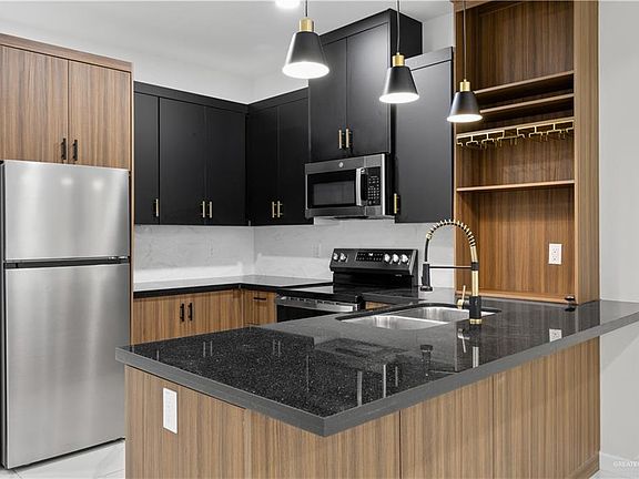 5th image of 1513 W B St