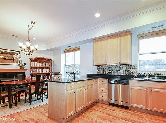 4th image of 1648 W Waveland Ave #2E