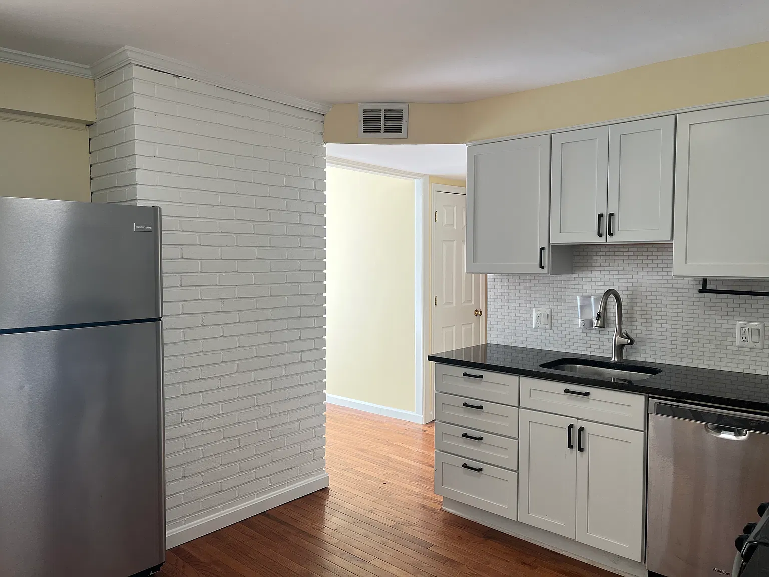 3 bed, 1200 sqft, $2,850 — Photo 4