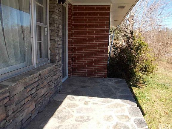 2nd image of 913 Meadowlane Dr NW