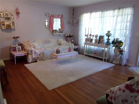 5th image of 142 S Country Club Ct