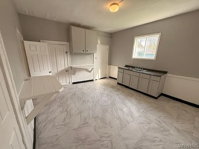 491 Emslie St — Photo 6