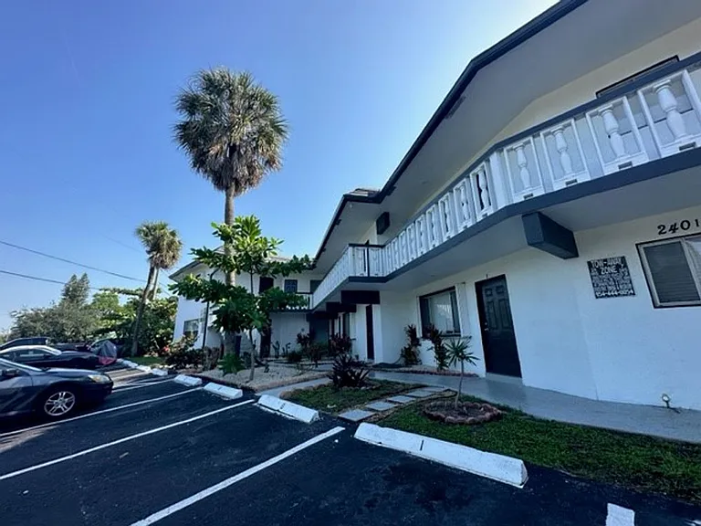 2401 NW 9th Ave — Photo 7