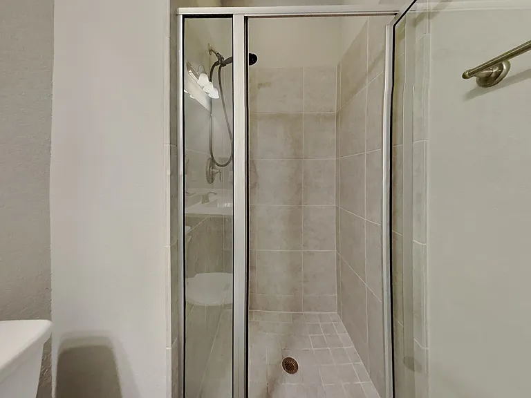 Minimalist bathroom with neutr