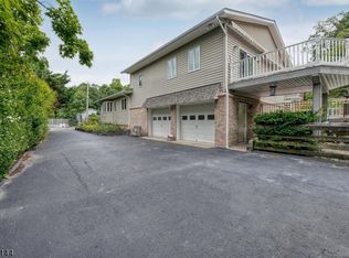 8 Phillips Rd W, Hewitt, NJ 07421