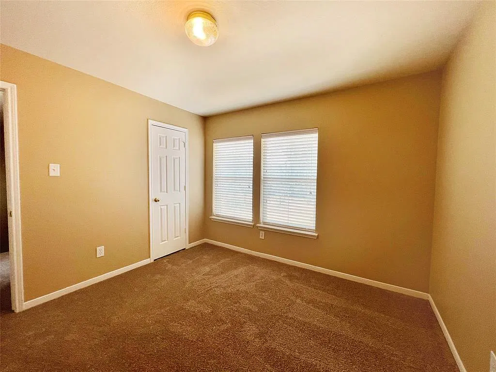 5 bed, 2316 sqft, $3,200 — Photo 1