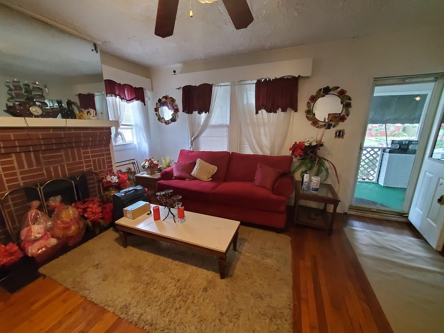 415 N Hyde Park Ave — Photo 3