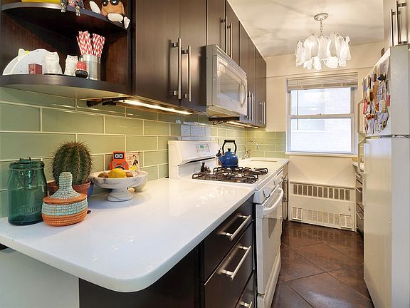 3rd image of 55 E 9th St APT 4E
