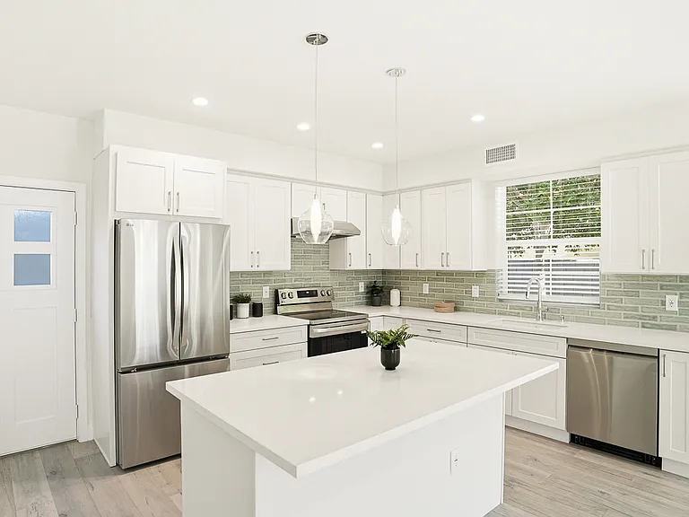 3938 S Victoria Ave — Photo 10