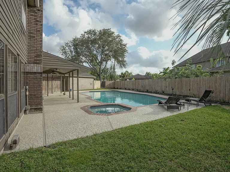 2108 Lakeway Dr — Photo 4