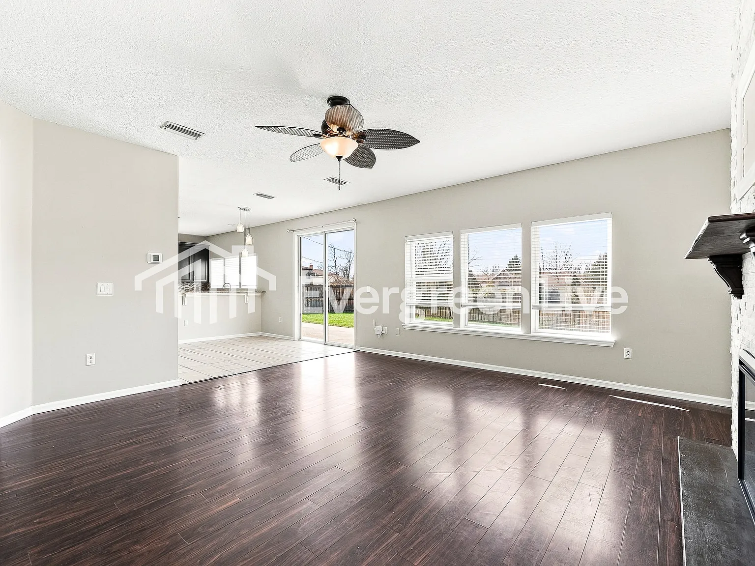 3 bed, 2.5 bath, 2490 sqft, $1,995 — Photo 3