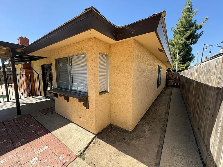 2943 W Ashland Ave — Photo 29