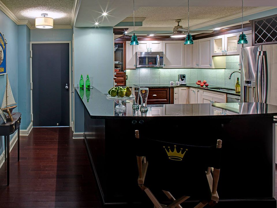 Kitchen, looking towards ent