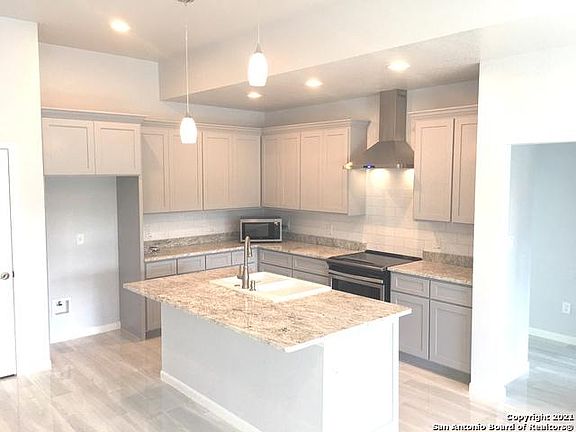 3rd image of 1811 Lakeview Dr