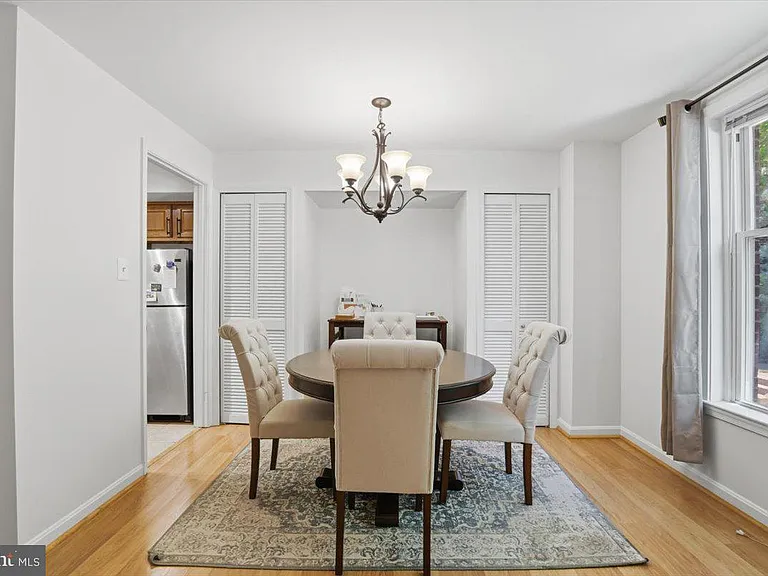 545 Colecroft Ct — Photo 4