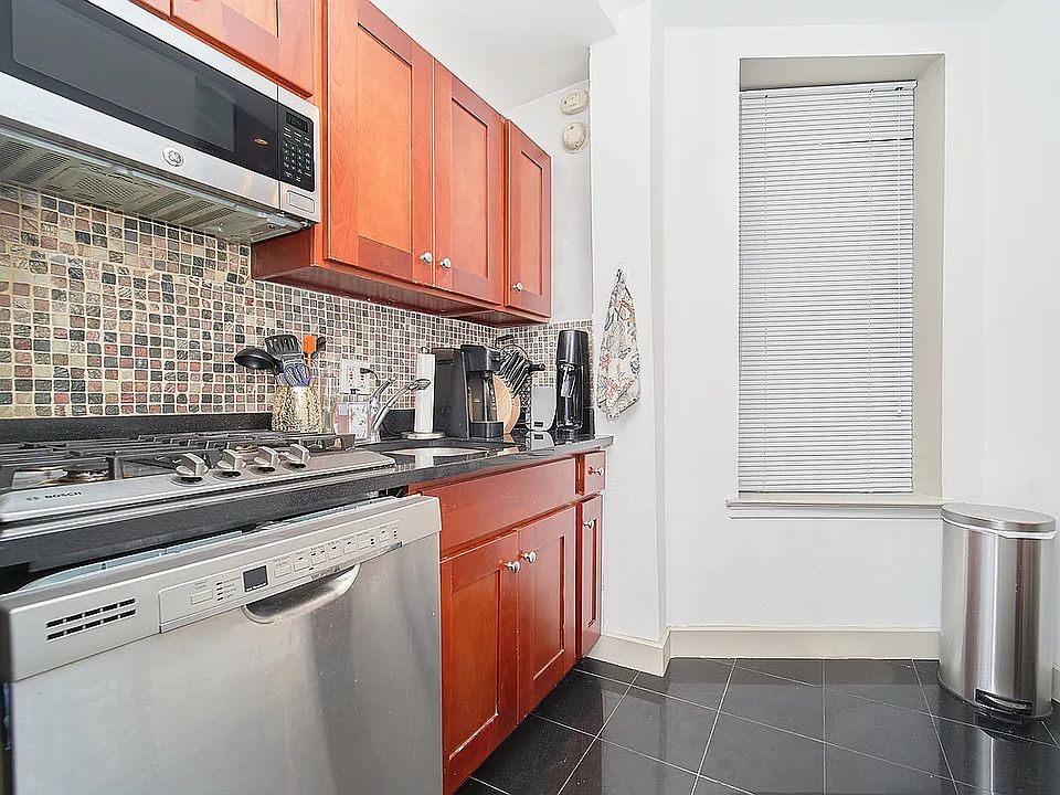 2nd image of 152 E 22nd St APT 1B