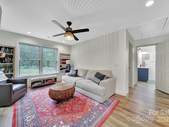 456 Rainbow Cir, Clover, SC 29710