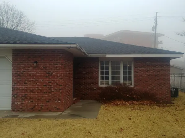702 W 36th Ave APT A, Hutchinson, KS 67502