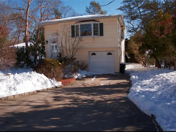 215 Lakeside Trail, Ridge, NY 11961