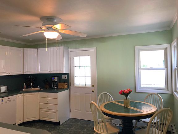 4th image of 60 Arlyn Dr E