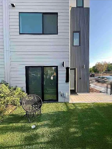 11326 Victory Blvd Photo 1