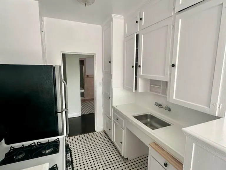 100 N Sycamore Ave #42 — Photo 10