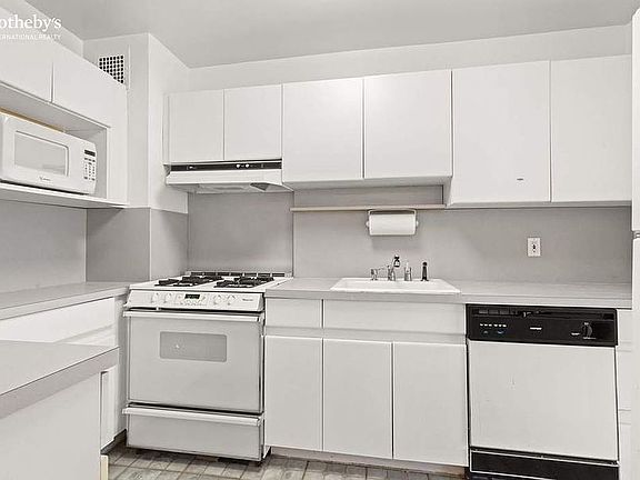 2nd image of 3935 Blackstone Ave APT 1E