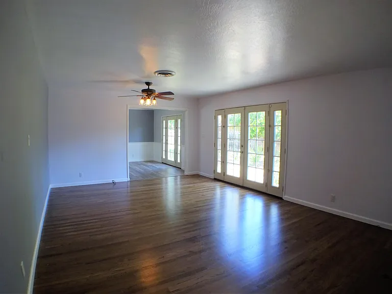 708 Douglas Ln — Photo 2