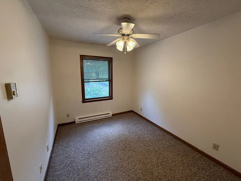 Leslie Manor Apartments — Photo 27