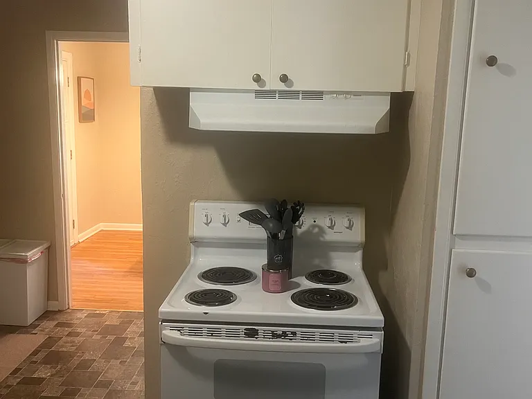 Kitchen- stove included