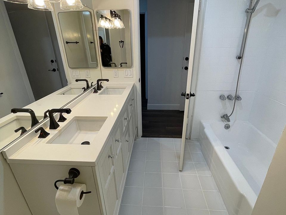 Bathroom 2 with bath tub