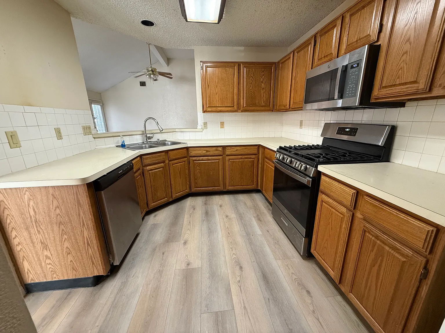 3 bed, 1386 sqft, $2,095 — Photo 4