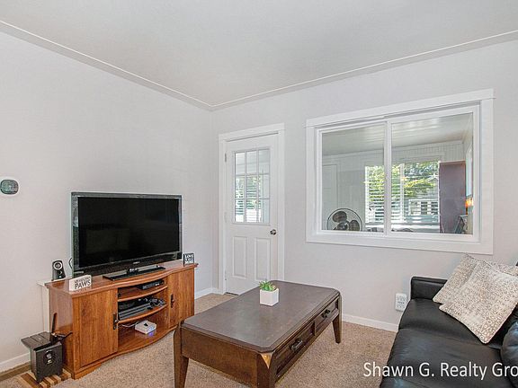4th image of 2240 Camden Ave SW