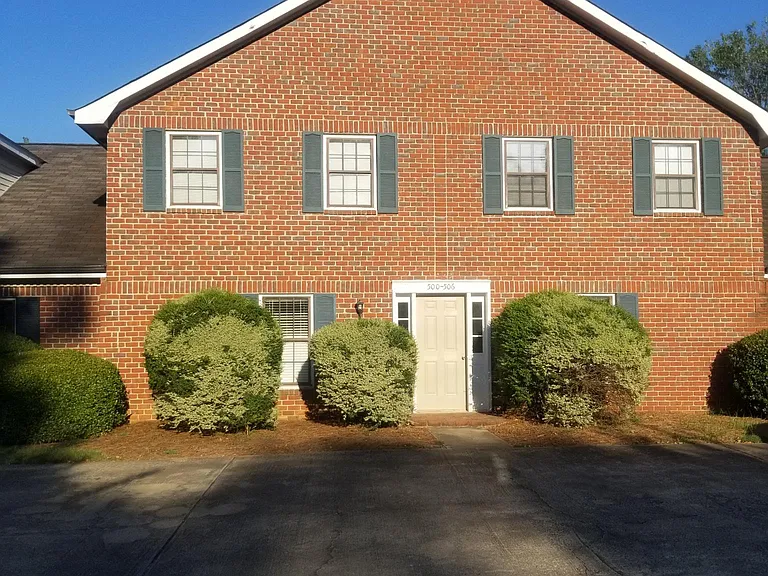 504 Huntington Rd — Photo 1