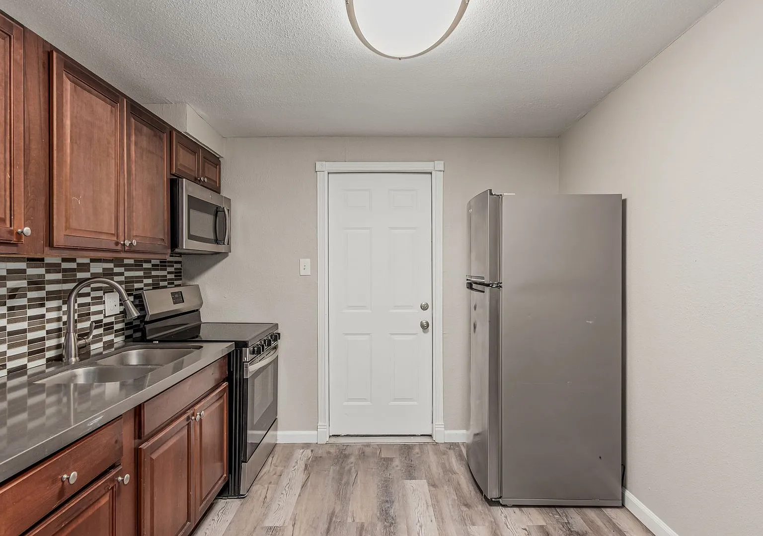 Las Palmas Apartments — Photo 3