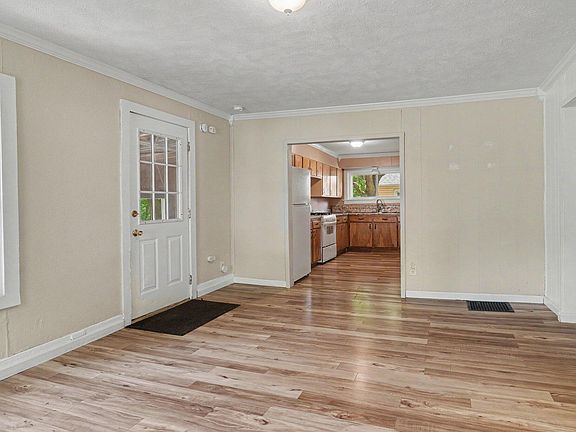 3rd image of 553 Ely St