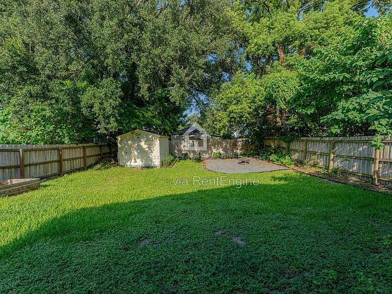 2403 Mayer St — Photo 7