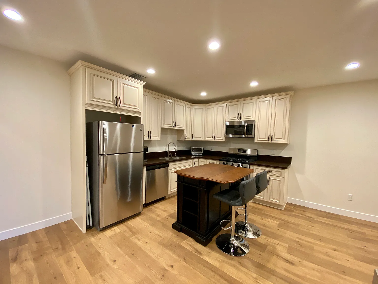 3 bed, 1128 sqft, $3,750 — Photo 4